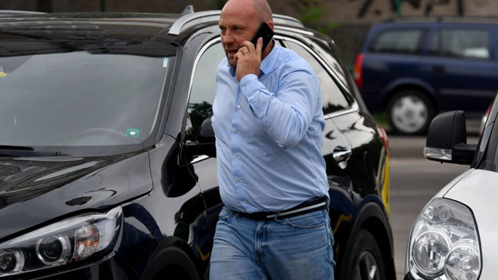 Тити Папазов профуча на червен светофар с колата си в София